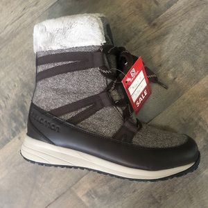 Snow boots women’s 8.5 brand new in box